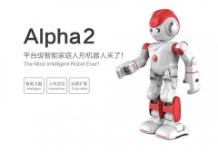 模仿人类直立行走的深圳阿尔法机器人