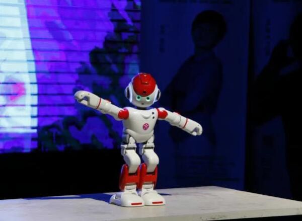 机器人表演 春晚机器人阿尔法 阿尔法机器人二代  阿尔法智能机器人