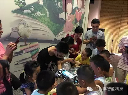 阿尔法机器人广东总代,机器人商业表演
