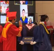 “毕”生难忘！校长给机器人拨穗